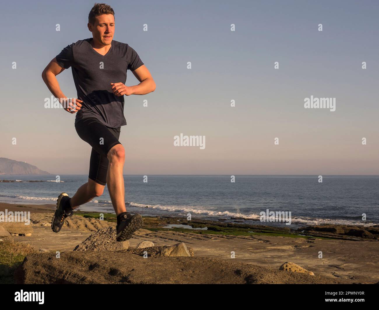 Sentier d'homme sur la côte de la plage d'Azkorri Banque D'Images