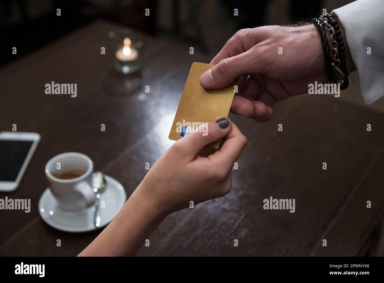 Femme payant la facture par carte de crédit au restaurant Banque D'Images