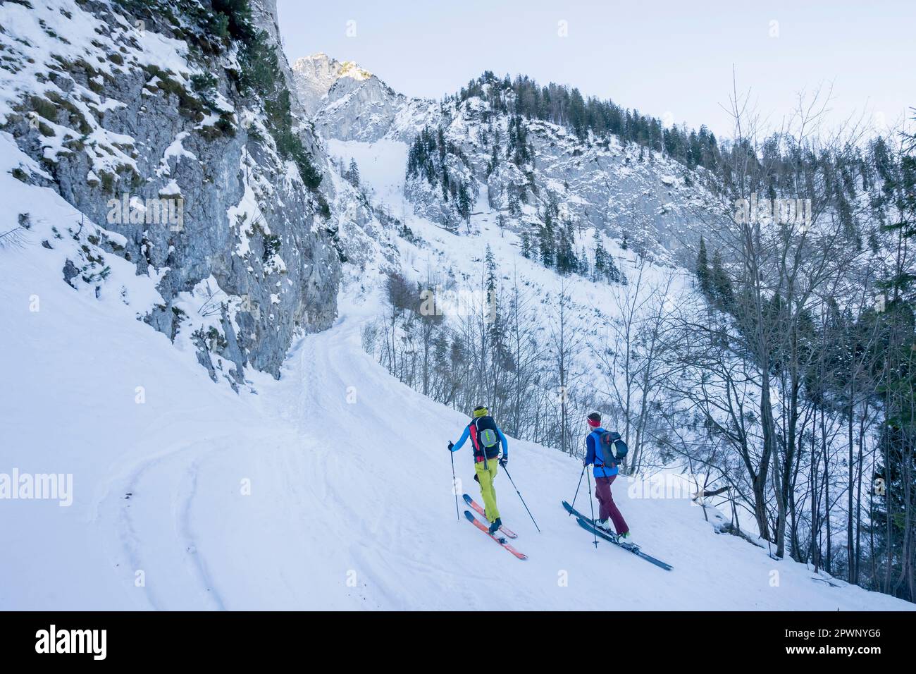 Hommes skiant sur une piste de neige Banque D'Images