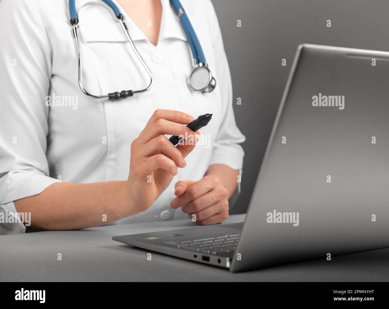 Concept des technologies médicales. Médecin utilisant un technicien, un ordinateur portable sur le lieu de travail. Banque D'Images