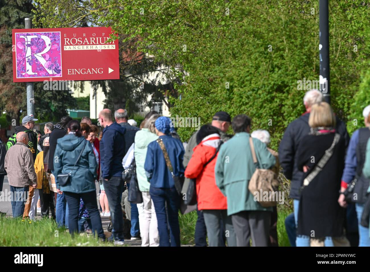 Sangerhausen, Allemagne. 01st mai 2023. Une longue file de visiteurs attend devant l'entrée du Rosarium. L'Europa-Rosarium Sangerhausen a de nouveau ouvert ses portes. La plus grande collection de roses au monde, avec plus de 8600 espèces de roses, célèbre cette année son anniversaire de 120th. Credit: Heiko Rebsch/dpa/ZB/dpa/Alay Live News Banque D'Images