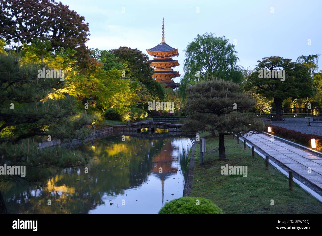 Pagode du Temple to-ji illuminée en soirée. Banque D'Images