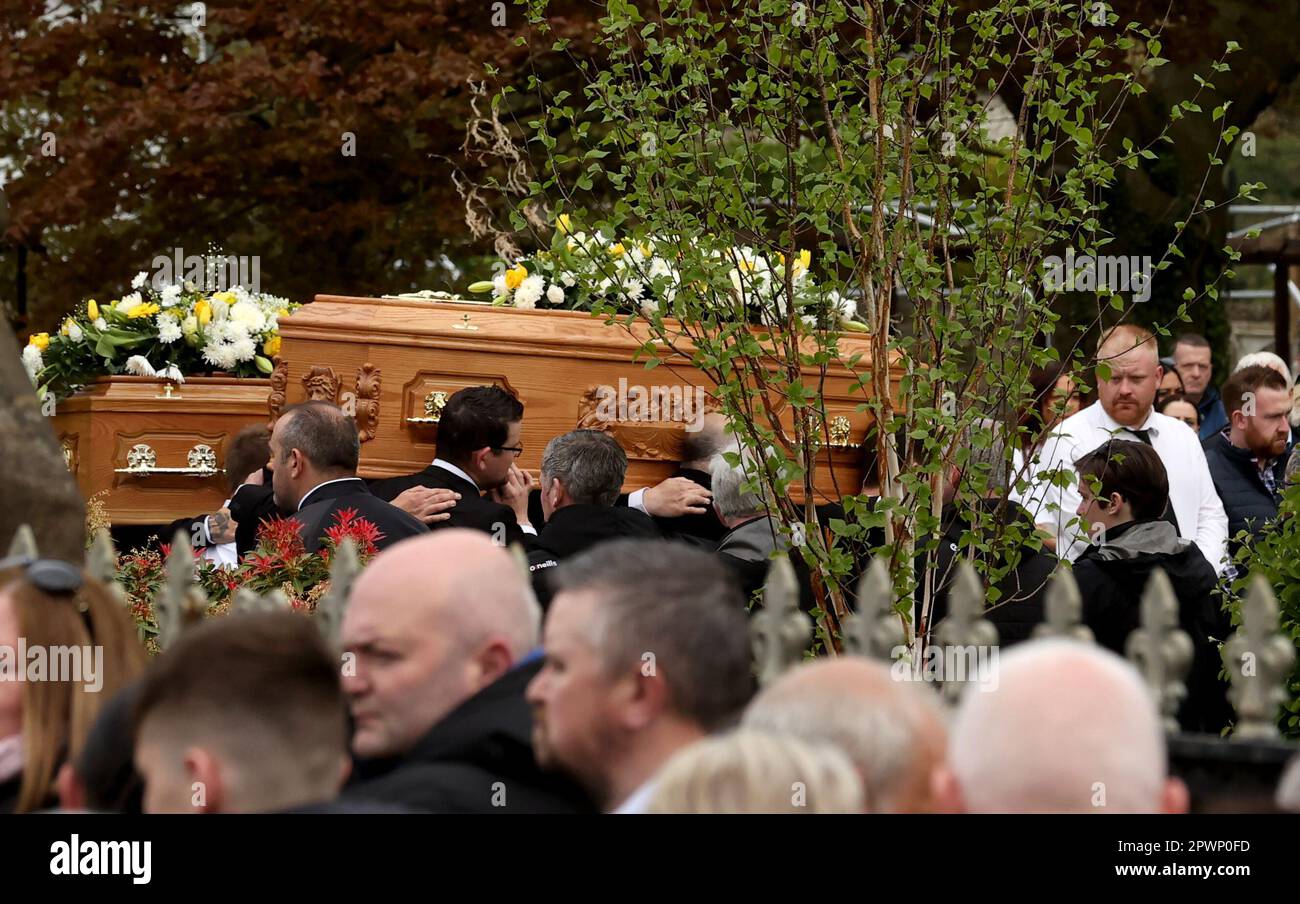 Les cercueils de Dan et de Christine McKane, deux des trois victimes de l'écrasement d'Aughnacloy, sont transportés dans l'église de l'Immaculée conception à Strabane, pour leurs funérailles. Date de la photo: Lundi 1 mai 2023. Les victimes, nommées localement comme frère et sœur Dan et Christine McKane et leur tante Julia McSorley, sont mortes lorsque le minibus qu'elles voyageaient en collision avec un camion près d'Aughnacloy tôt jeudi matin. Ils venaient des régions de Strabane et Newtownstewart et avaient voyagé à la maison après avoir assisté à des funérailles en Angleterre. Voir PA Story ULSTER Crash . Le crédit photo devrait être de Banque D'Images