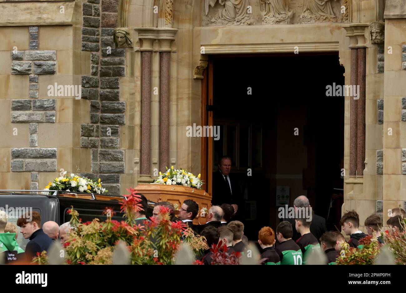 Les cercueils de Dan et de Christine McKane, deux des trois victimes de l'écrasement d'Aughnacloy, sont transportés dans l'église de l'Immaculée conception à Strabane, pour leurs funérailles. Date de la photo: Lundi 1 mai 2023. Les victimes, nommées localement comme frère et sœur Dan et Christine McKane et leur tante Julia McSorley, sont mortes lorsque le minibus qu'elles voyageaient en collision avec un camion près d'Aughnacloy tôt jeudi matin. Ils venaient des régions de Strabane et Newtownstewart et avaient voyagé à la maison après avoir assisté à des funérailles en Angleterre. Voir PA Story ULSTER Crash . Le crédit photo devrait être de Banque D'Images