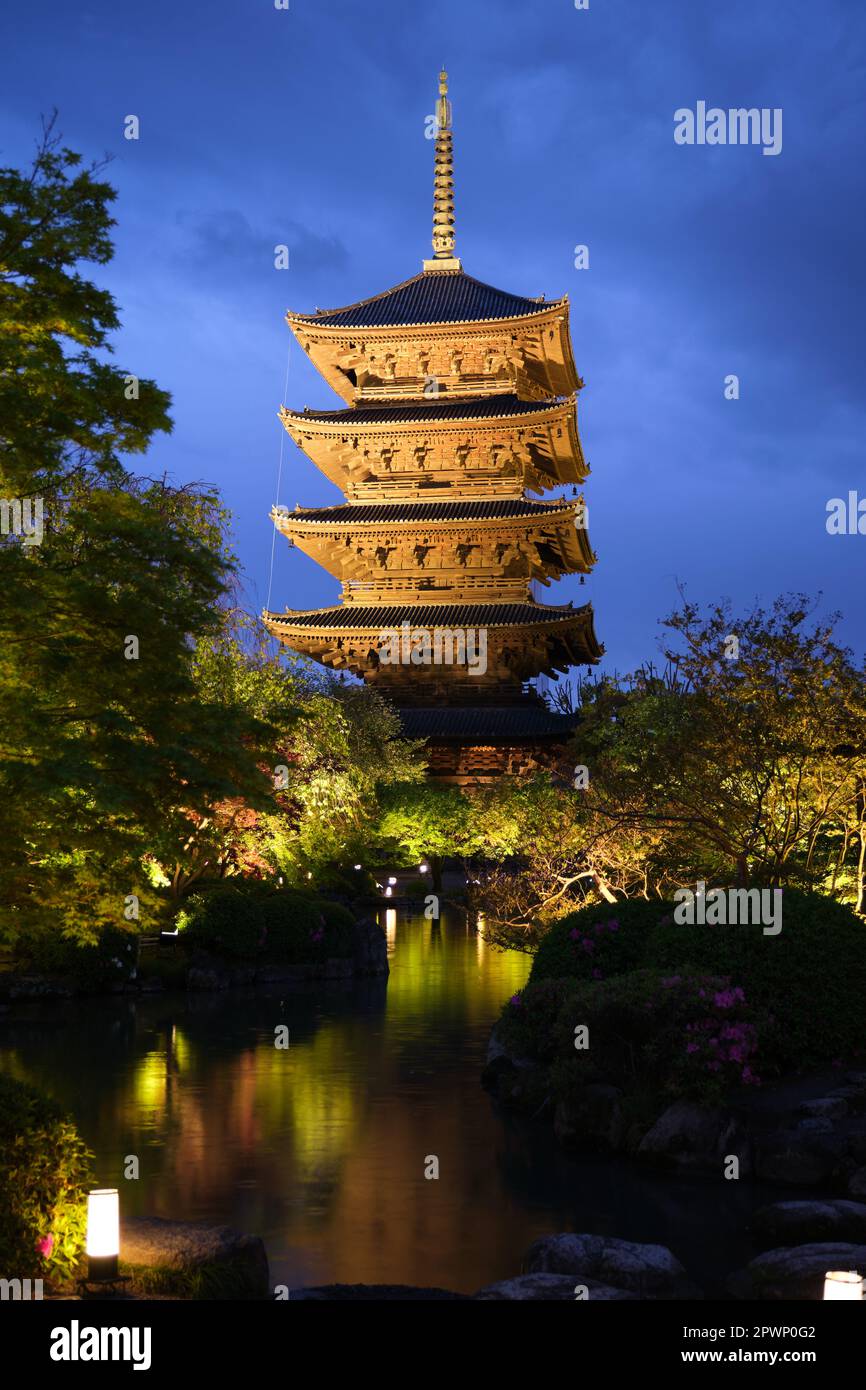 Pagode du Temple to-ji illuminée dans une soirée pluvieuse. Banque D'Images