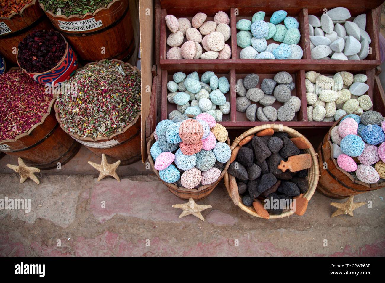 Pierres ponce naturelles colorées et fleurs séchées et feuilles de différents types de thé au stand sur le bazar de rue à Dahab, Egypte Banque D'Images
