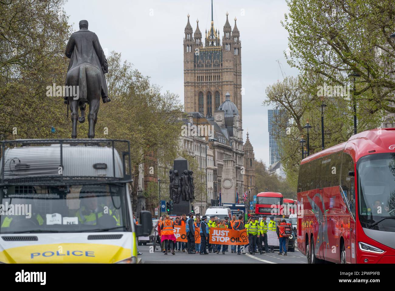 Whitehall, Londres, Royaume-Uni. 1st mai 2023. Une marche lente à l'arrêt juste les marcheurs du pétrole mettent un arrêt à la circulation vers le nord en passant par Downing Street. Crédit : Malcolm Park/Alay Live News Banque D'Images