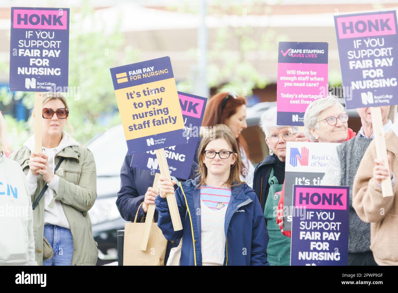 York, Royaume-Uni. 1 mai 2023, hôpital de York, Yorkshire du Nord. Malgré les recommandations de leur syndicat, les membres de la MRC ont voté à une majorité de 54 % pour la poursuite de la grève. Les infirmières ont intensifié leurs actions, de nombreux domaines ne faisant plus l'objet d'une dérogation. La couverture est maintenant décrite comme fournissant un service «vie et membre». Les infirmières disent qu'elles sont frappantes pour mettre en évidence les problèmes plus importants au sein du NHS qui affectent négativement les soins aux patients. Le faible salaire est cité comme le principal facteur de l'hémorragie des infirmières de la profession. BridgetCatterall/AlamyLiveNews Banque D'Images