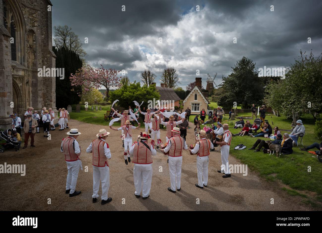 Thaxted, Angleterre Royaume-Uni GB. 01st mai 2023. Thaxted May Day Morris Dancing 1 mai 2023  Thaxted Morris Men in Red and White et Blackmore Morris in Blue dance in the Grounds of Thaxted Church le 2023 mai avec la maison des alms du 18th siècle et la troupe du 17th siècle et le moulin de John Webb du 19th siècle comme toile de fond. Le cerisier arrière gauche a été planté par Conrad Noel le Vicaire rouge de Thaxted au début du siècle 20th. Photo par crédit: BRIAN HARRIS/Alay Live News Banque D'Images