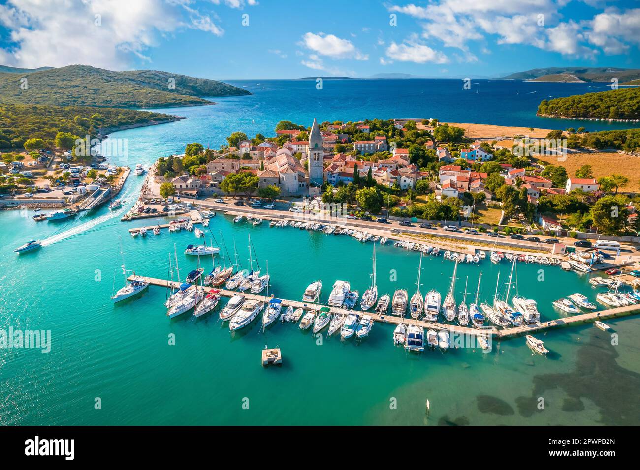 Ville historique d'Osor reliant les îles de Cres et Losinj vue aérienne, archipel de Kvarner en Croatie Banque D'Images