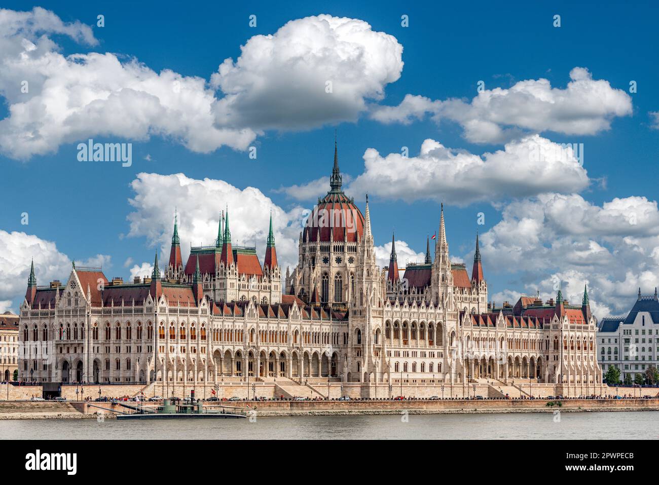 Vue oblique de la façade extérieure du Parlement hongrois à Budapest, sur le Danube, avec ciel bleu et nuages de temps équitable Banque D'Images