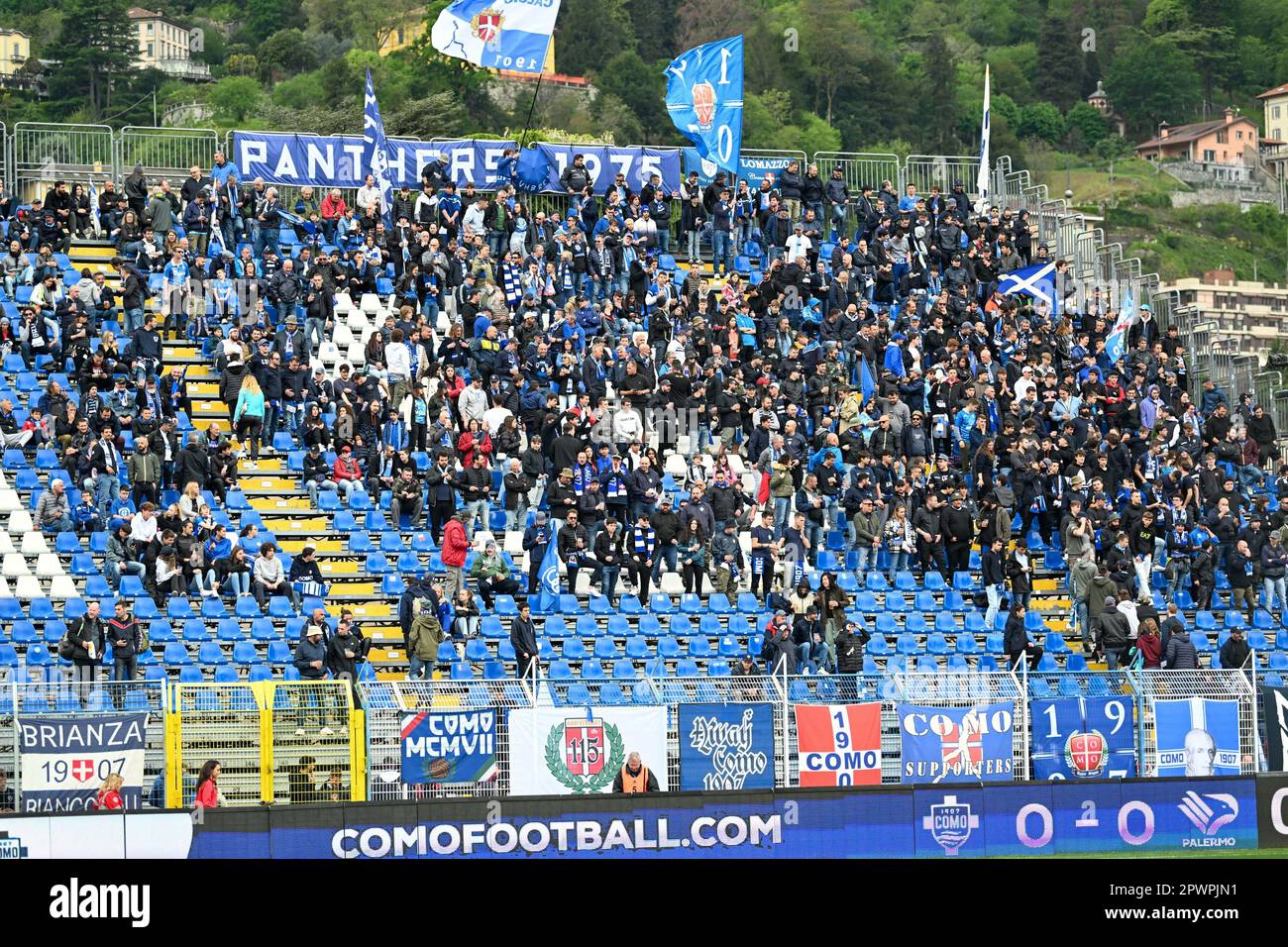 Supporter Como lors du match de football italien Serie BKT Como 1907 vs Palermo FC au stade Comunale G. Sinigaglia de Côme, Italie. , . Crédit : Live Media Publishing Group/Alay Live News Banque D'Images