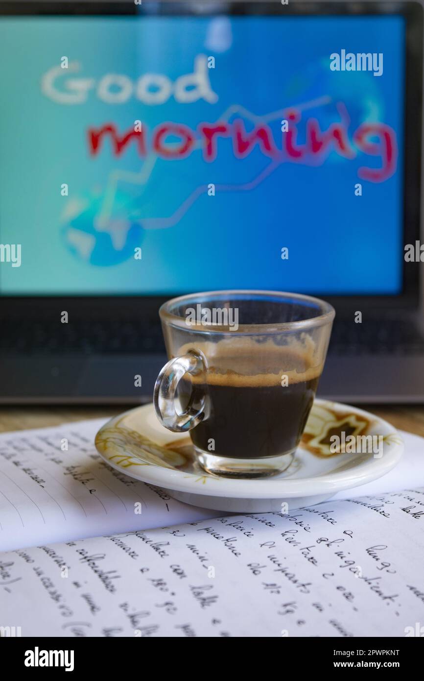 concept de réveil et bon souhait du matin avec une tasse de café Banque D'Images