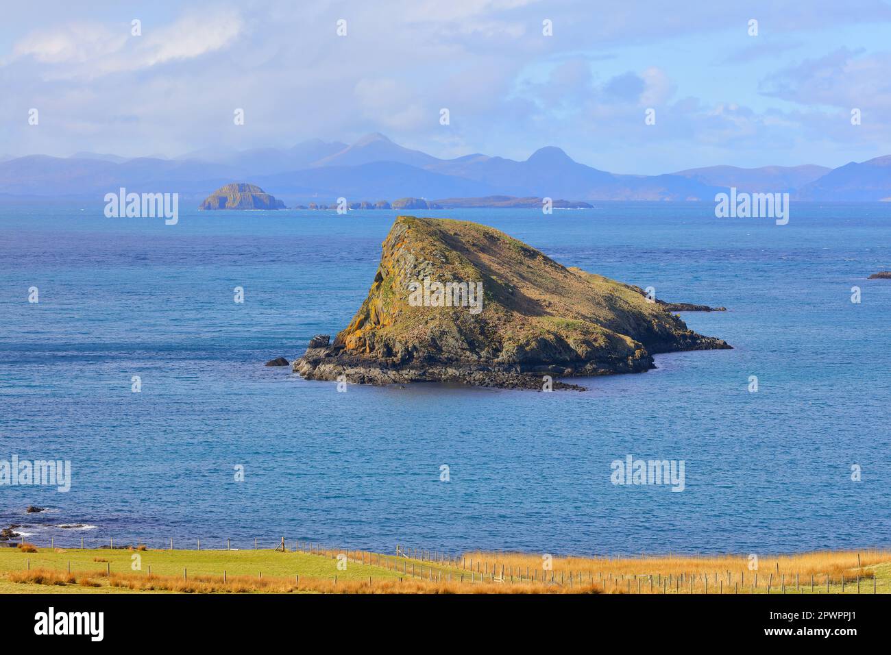 Île de Tulm et les Hébrides extérieures au loin, Duntumm, île de Skye, Écosse, Royaume-Uni. Banque D'Images