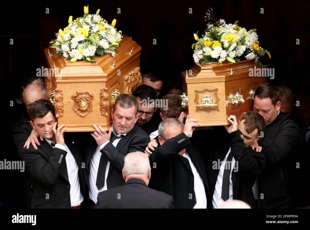 Les cercueils de Dan et de Christine McKane, deux des trois victimes de l'écrasement d'Aughnacloy, sont transportés de l'église de l'Immaculée conception à Strabane, après leurs funérailles. Date de la photo: Lundi 1 mai 2023. Les victimes, nommées localement comme frère et sœur Dan et Christine McKane et leur tante Julia McSorley, sont mortes lorsque le minibus qu'elles voyageaient en collision avec un camion près d'Aughnacloy tôt jeudi matin. Ils venaient des régions de Strabane et Newtownstewart et avaient voyagé à la maison après avoir assisté à des funérailles en Angleterre. Voir PA Story ULSTER Crash . Crédit photo sho Banque D'Images