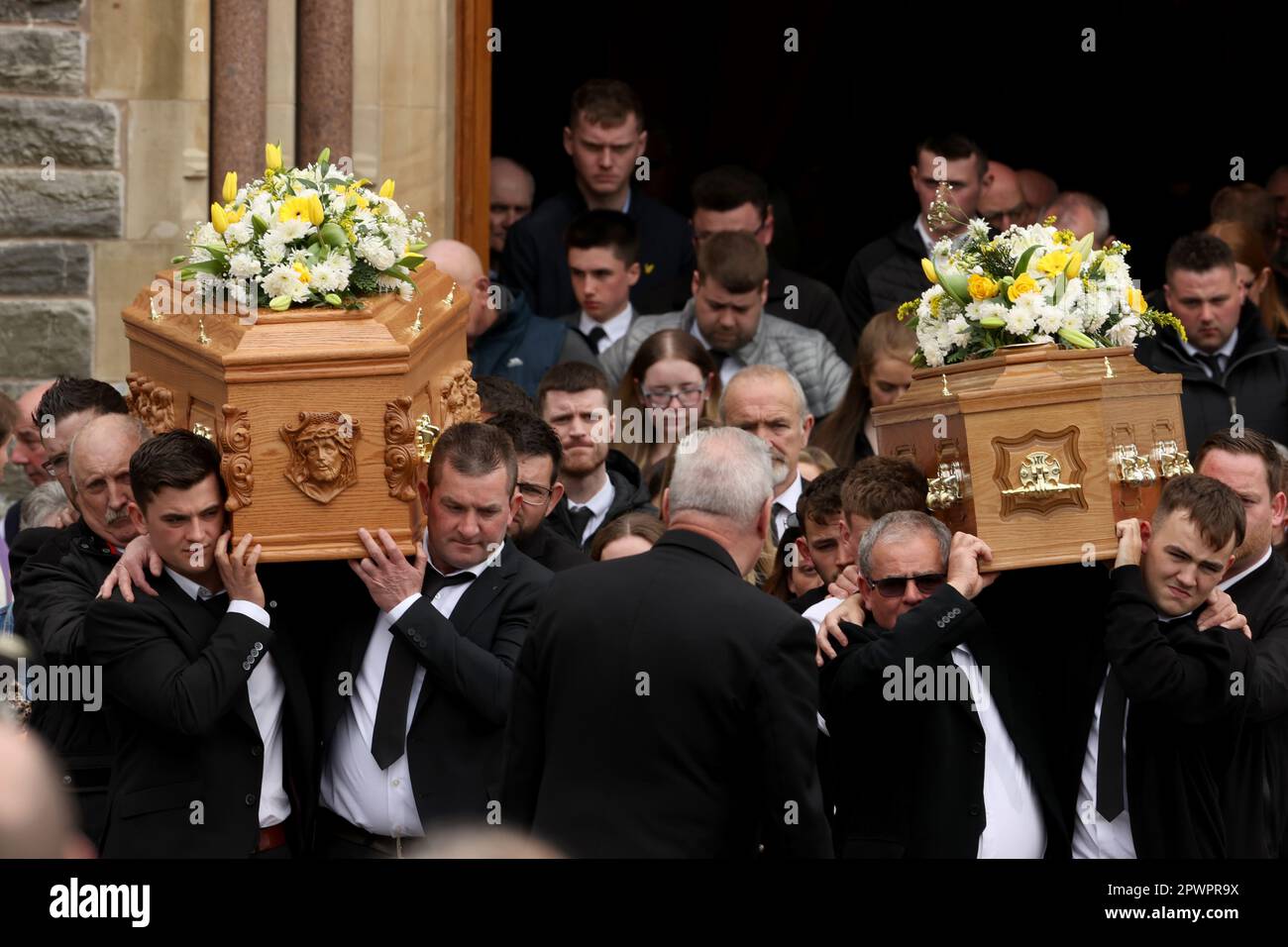 Les cercueils de Dan et de Christine McKane, deux des trois victimes de l'écrasement d'Aughnacloy, sont transportés de l'église de l'Immaculée conception à Strabane, après leurs funérailles. Date de la photo: Lundi 1 mai 2023. Les victimes, nommées localement comme frère et sœur Dan et Christine McKane et leur tante Julia McSorley, sont mortes lorsque le minibus qu'elles voyageaient en collision avec un camion près d'Aughnacloy tôt jeudi matin. Ils venaient des régions de Strabane et Newtownstewart et avaient voyagé à la maison après avoir assisté à des funérailles en Angleterre. Voir PA Story ULSTER Crash . Crédit photo sho Banque D'Images