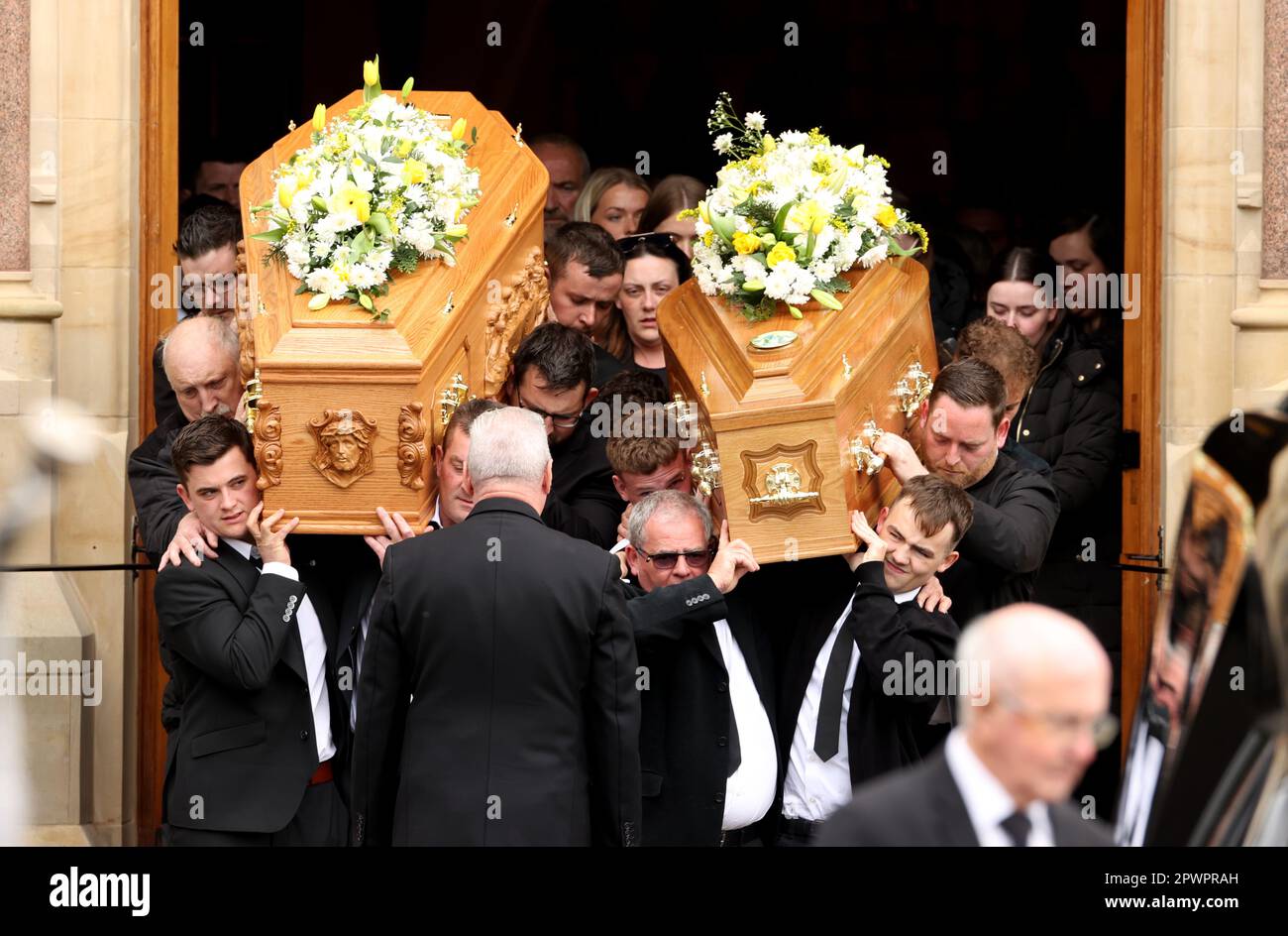 Les cercueils de Dan et de Christine McKane, deux des trois victimes de l'écrasement d'Aughnacloy, sont transportés de l'église de l'Immaculée conception à Strabane, après leurs funérailles. Date de la photo: Lundi 1 mai 2023. Les victimes, nommées localement comme frère et sœur Dan et Christine McKane et leur tante Julia McSorley, sont mortes lorsque le minibus qu'elles voyageaient en collision avec un camion près d'Aughnacloy tôt jeudi matin. Ils venaient des régions de Strabane et Newtownstewart et avaient voyagé à la maison après avoir assisté à des funérailles en Angleterre. Voir PA Story ULSTER Crash . Crédit photo sho Banque D'Images