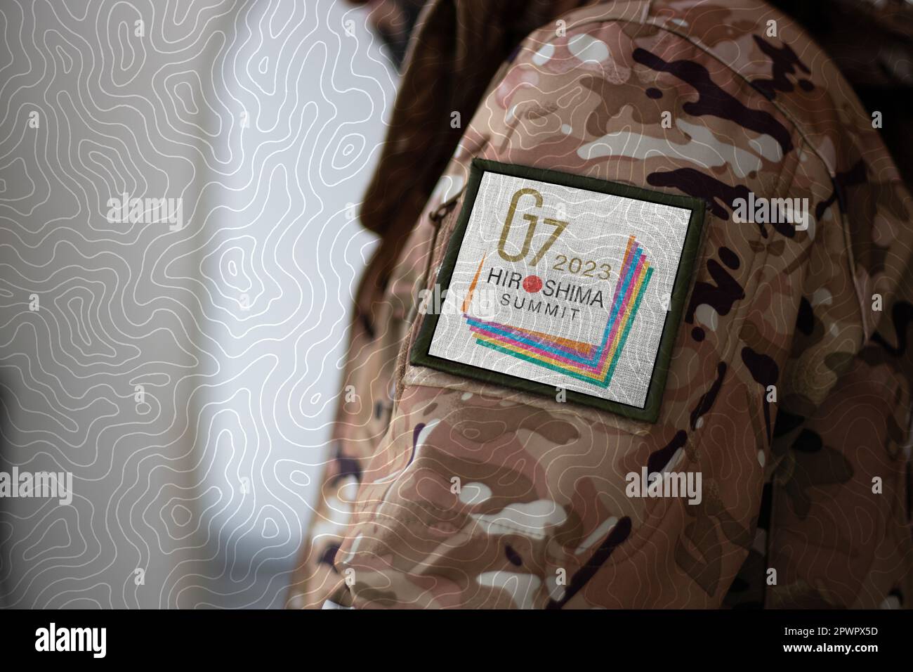 Groupe de sept soldats. Soldat avec drapeau G7, drapeau du Groupe des sept sur un uniforme militaire. Vêtements de camouflage Banque D'Images