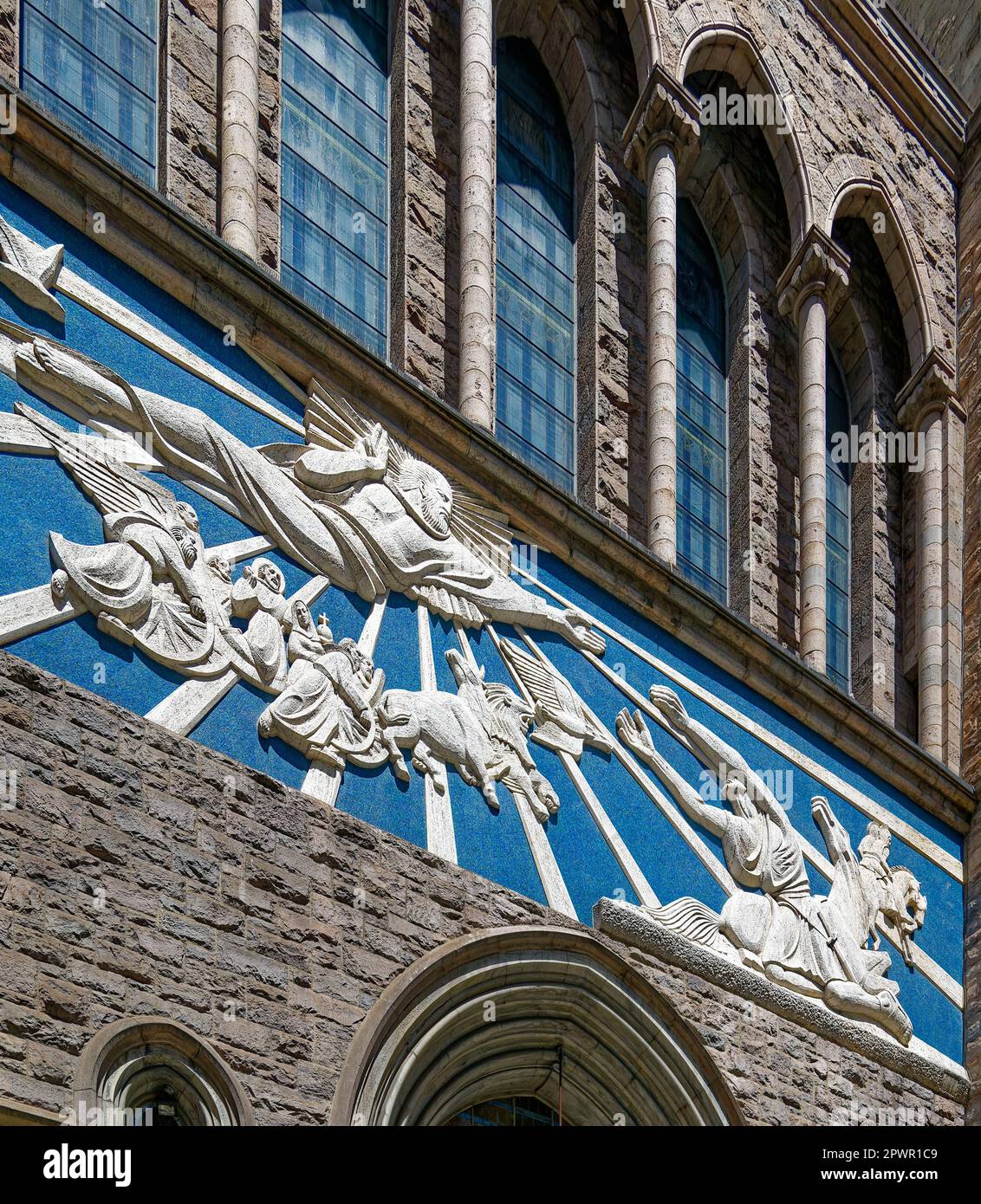 La conversion de St. Paul, un bas relief exécuté en pierre et en verre par Lumen Martin Winter en 1958. Banque D'Images
