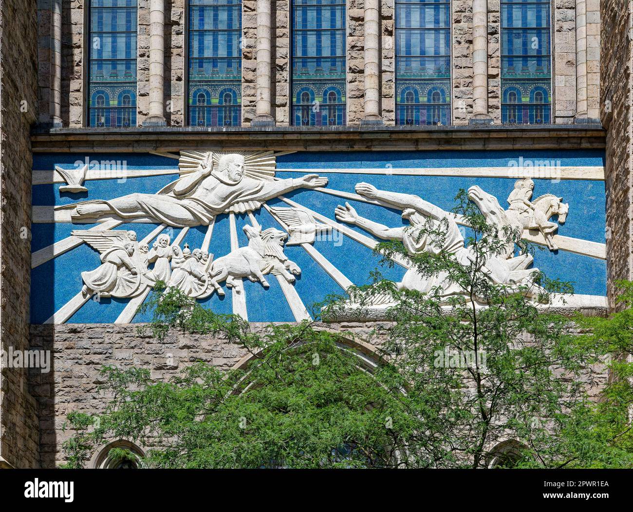 La conversion de St. Paul, un bas relief exécuté en pierre et en verre par Lumen Martin Winter en 1958. Banque D'Images