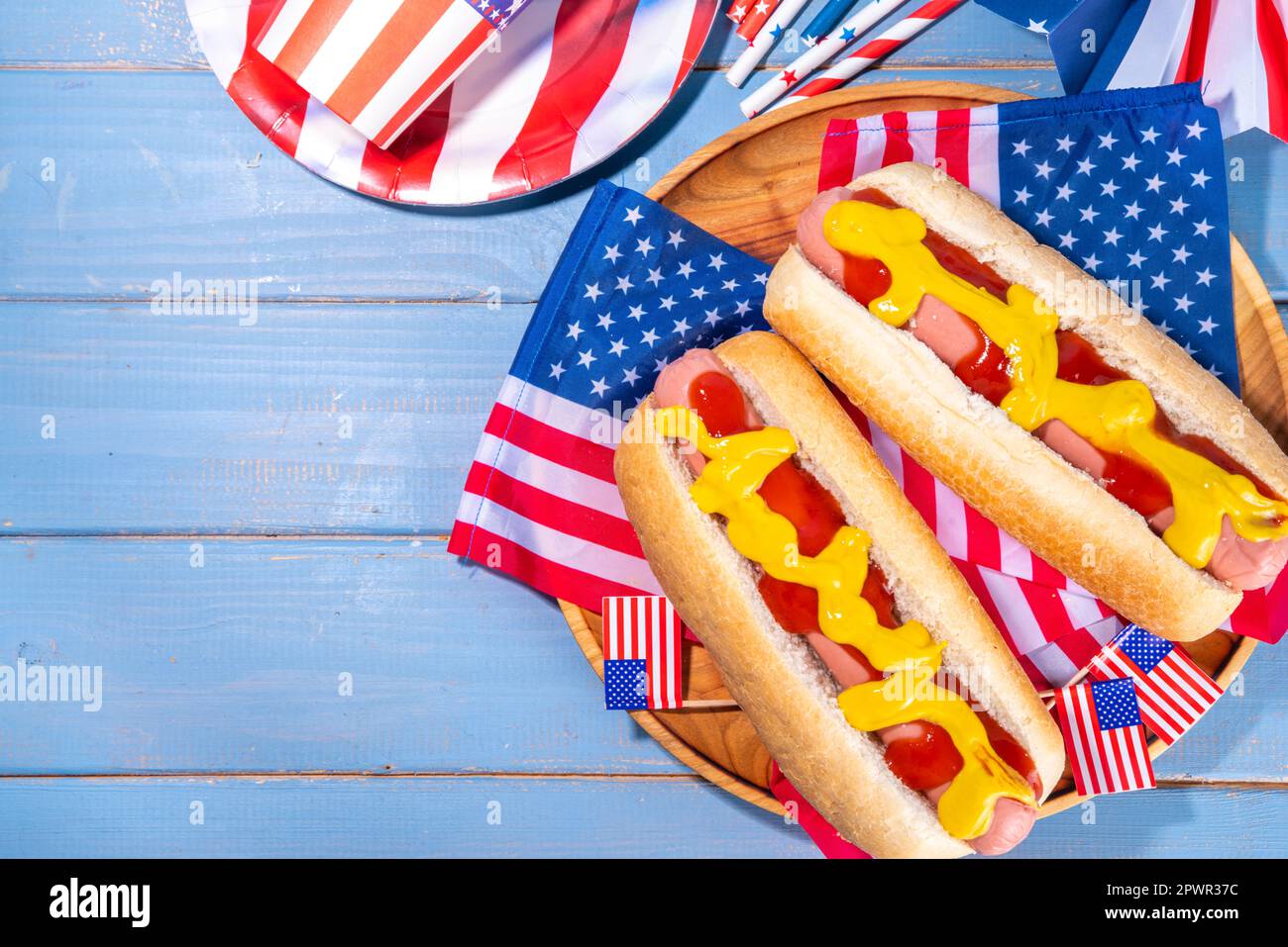 USA pique-nique Patriotic vacances hot dogs. Chien chaud patriotique américain sur plaque en bois, avec drapeau américain. Fête de l'indépendance le 4th juillet, Mem Banque D'Images