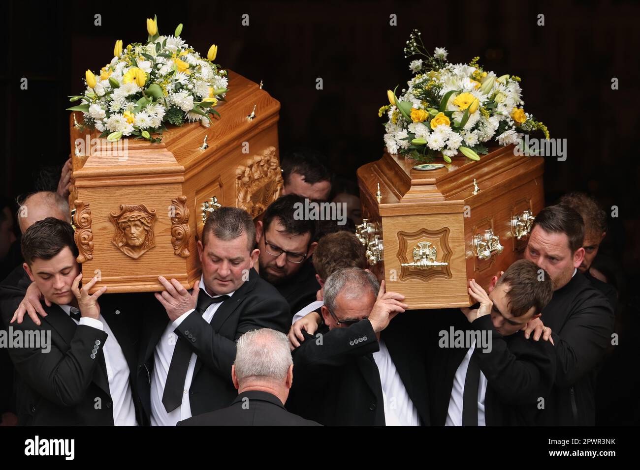 Les cercueils de Dan et de Christine McKane, deux des trois victimes de l'écrasement d'Aughnacloy, sont transportés de l'église de l'Immaculée conception à Strabane, après leurs funérailles. Date de la photo: Lundi 1 mai 2023. Les victimes, nommées localement comme frère et sœur Dan et Christine McKane et leur tante Julia McSorley, sont mortes lorsque le minibus qu'elles voyageaient en collision avec un camion près d'Aughnacloy tôt jeudi matin. Ils venaient des régions de Strabane et Newtownstewart et avaient voyagé à la maison après avoir assisté à des funérailles en Angleterre. Voir PA Story ULSTER Crash . Crédit photo sho Banque D'Images