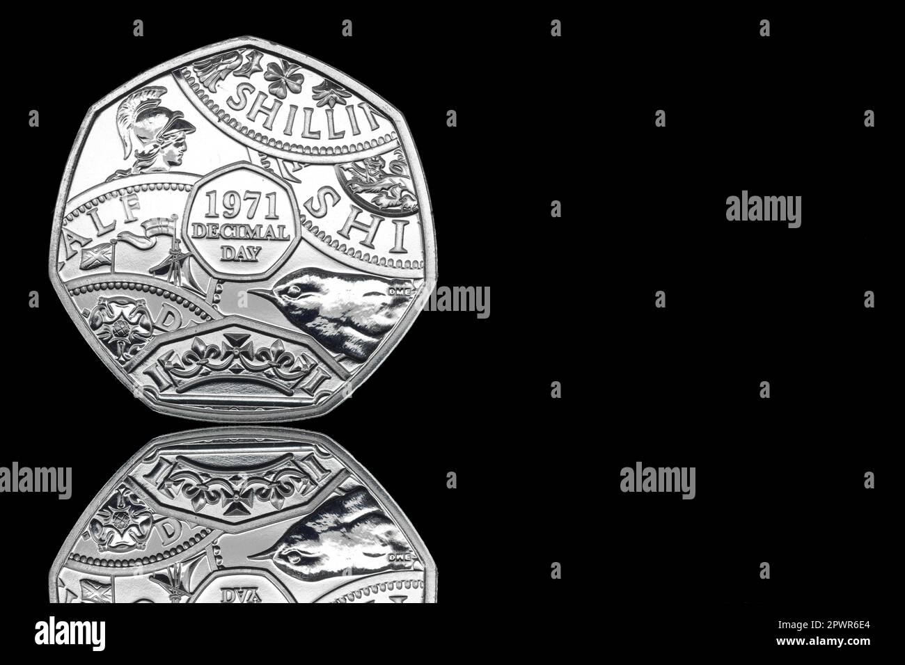 Une pièce de 50p en 2021 pour commémorer le 50th anniversaire du jour décimal. L'arrière-plan de la pièce présente un portrait de la reine Elizabeth II Banque D'Images