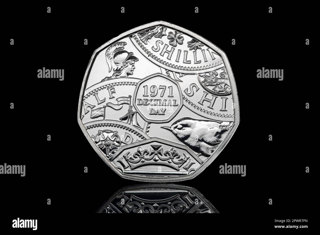 Une pièce de 50p en 2021 pour commémorer le 50th anniversaire du jour décimal. L'arrière-plan de la pièce présente un portrait de la reine Elizabeth II Banque D'Images