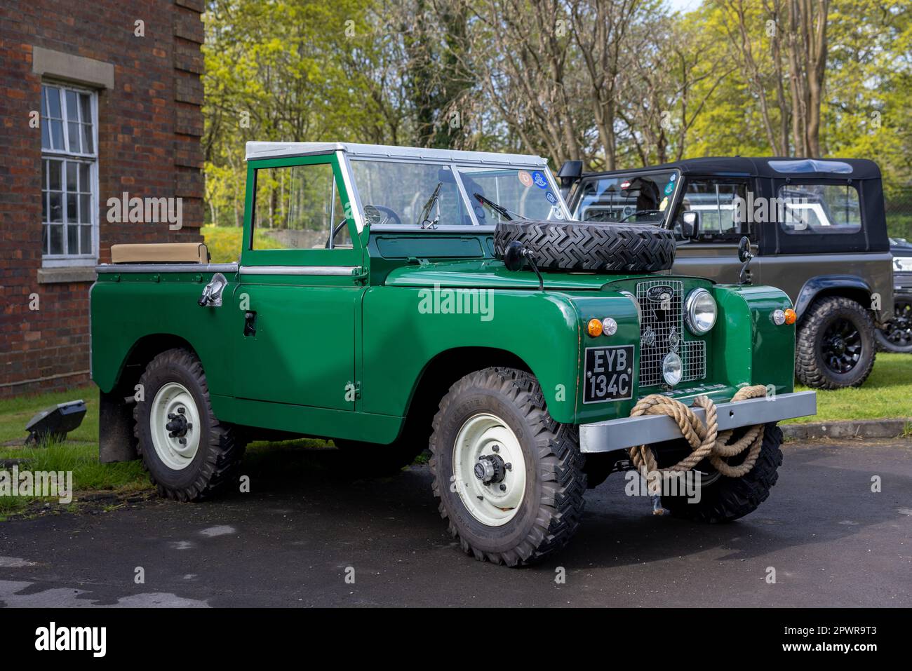 1965 Land Rover « EYB 134C » exposé au Scramble d'avril qui s'est tenu au  Bicester Heritage Centre le 23rd avril 2023 Photo Stock - Alamy