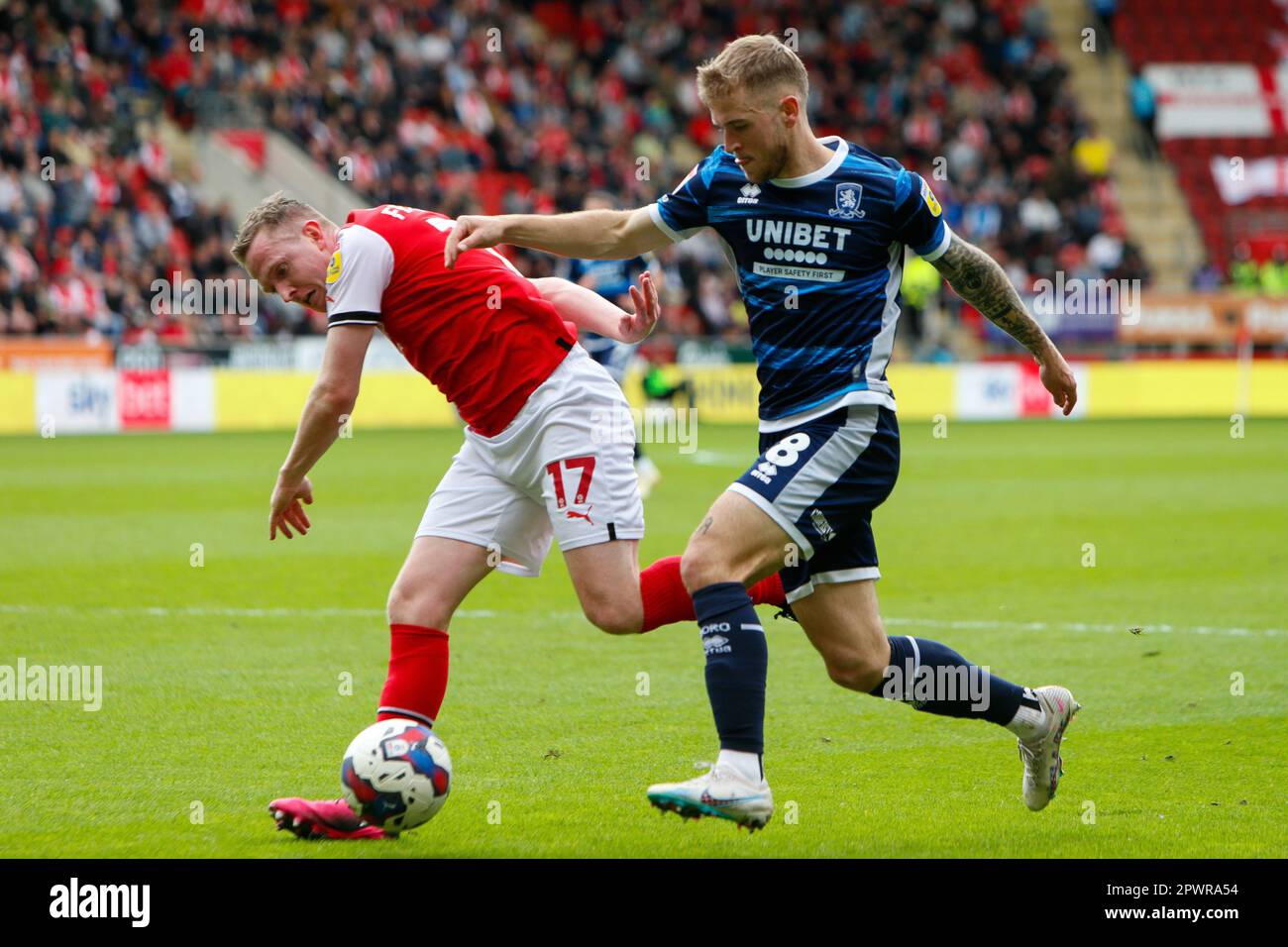 Riley McGree #8 de Middlesbrough et Shane Ferguson #17 de Rotherham United lors du match du championnat Sky Bet Rotherham United contre Middlesbrough au stade de New York, Rotherham, Royaume-Uni, 1st mai 2023 (photo de Ben Early/News Images) Banque D'Images