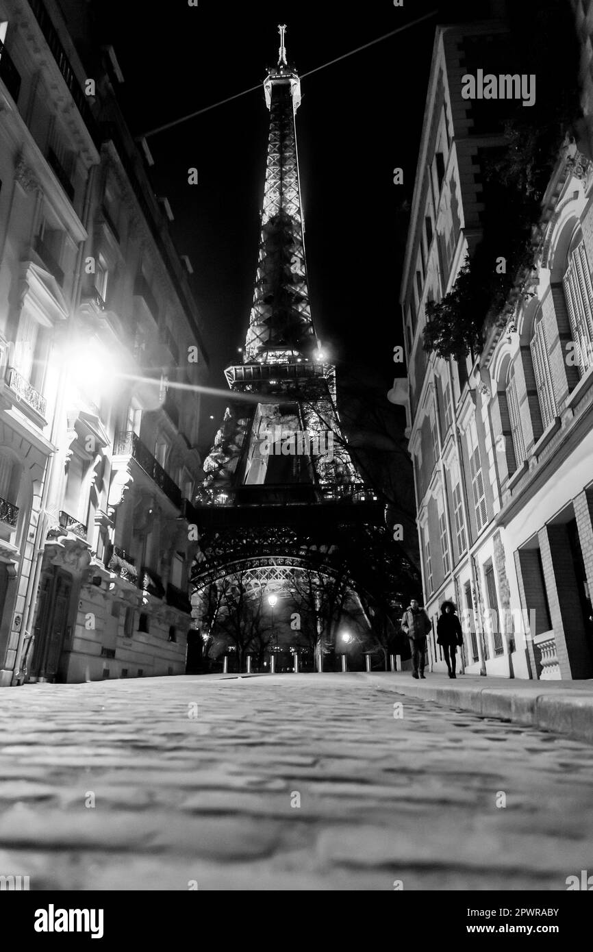 Paris, France - 19 JANVIER 2022 : l'emblématique Tour Eiffel illuminée la nuit, tour en treillis de fer forgé conçue par Gustave Eiffel sur le champ de Mars Banque D'Images