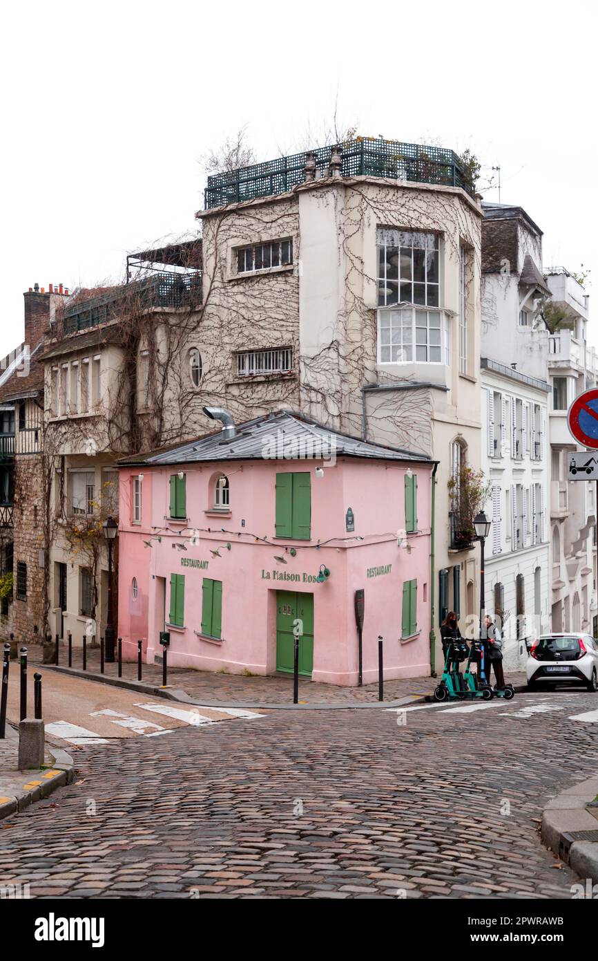 Paris, France - 19 janvier 2022 : vue sur la rue depuis Montmartre, l'un des quartiers les plus animés et les plus populaires de Paris, la capitale française. Banque D'Images