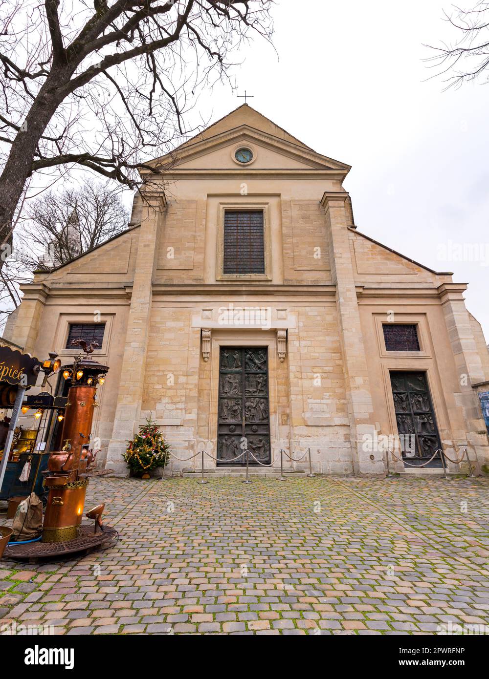 Paris, France - 22 janvier 2022 : Saint-Pierre de Montmartre, l'une des plus anciennes églises encore en vie à Paris, deuxième à l'abbaye de Saint-Germain-des- Banque D'Images