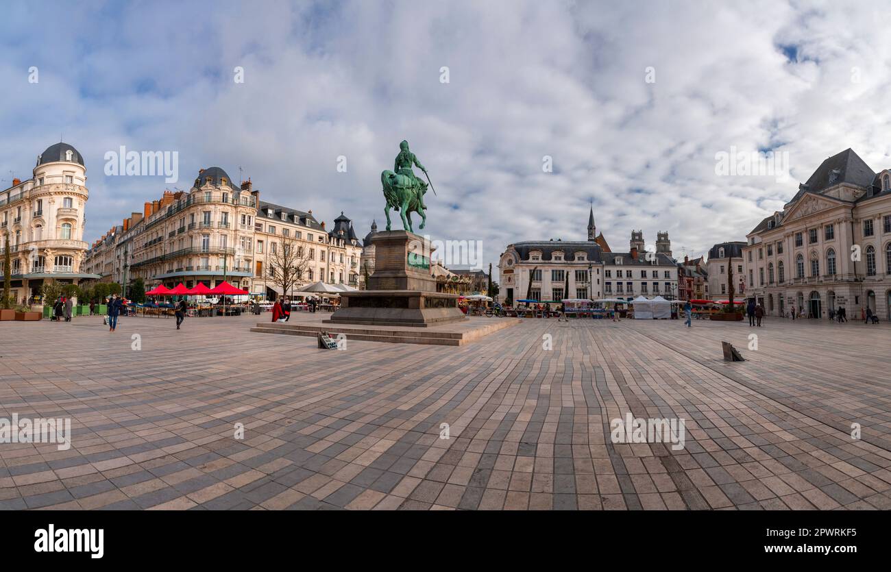 Orléans, France - 21 JANVIER 2022 : la place Martroi, où se trouve une statue équestre de Jeanne d'Arc, est la place principale d'Orléans, en France. Banque D'Images