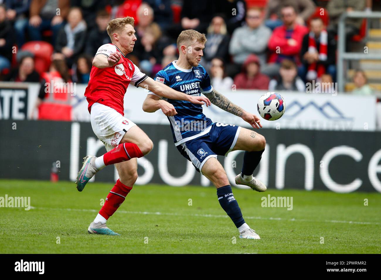 Riley McGree #8 de Middlesbrough et Jamie Lindsay #16 de Rotherham United lors du match de championnat de Sky Bet Rotherham United contre Middlesbrough au stade de New York, Rotherham, Royaume-Uni, 1st mai 2023 (photo de Ben Early/News Images) à Rotherham, Royaume-Uni, le 5/1/2023. (Photo par Ben Early/News Images/Sipa USA) Banque D'Images