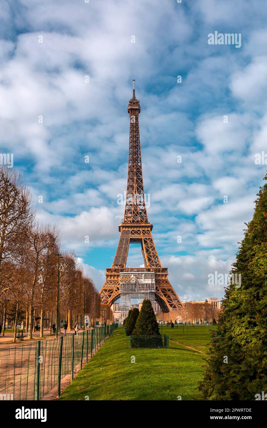 L'emblématique Tour Eiffel, tour en treillis de fer conçue par
