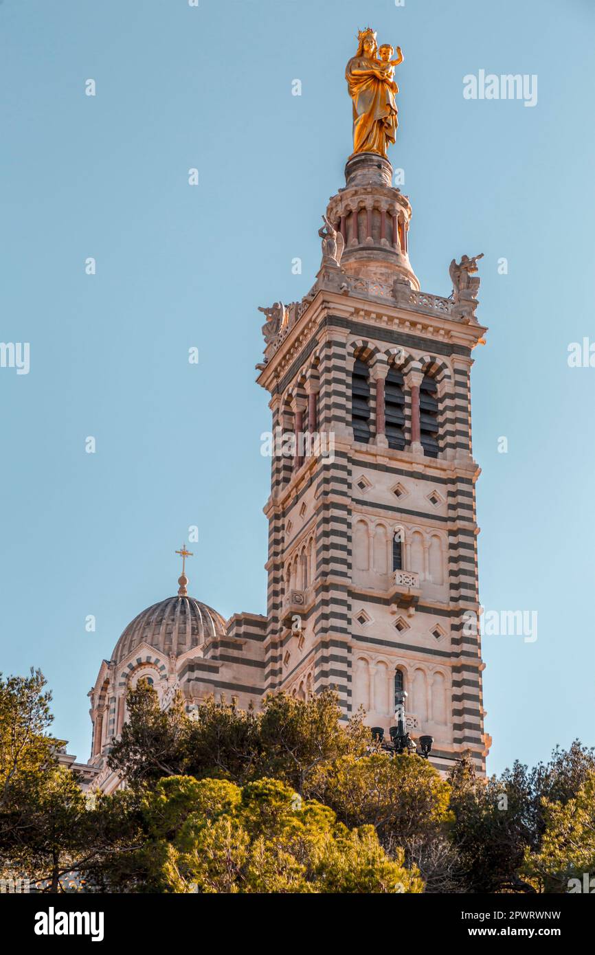 Notre-Dame de la Garde ou la bonne mère est une basilique catholique de Marseille, en France, symbole le plus connu de la ville. Banque D'Images