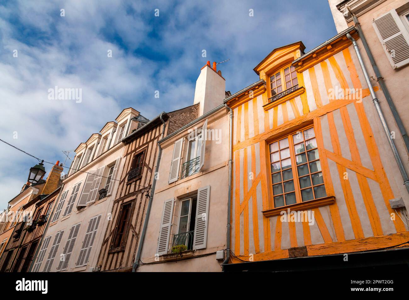 Vue sur la rue avec une architecture typique à Orléans, la préfecture du département de Loiret et la région du Centre-Val de Loire. Banque D'Images