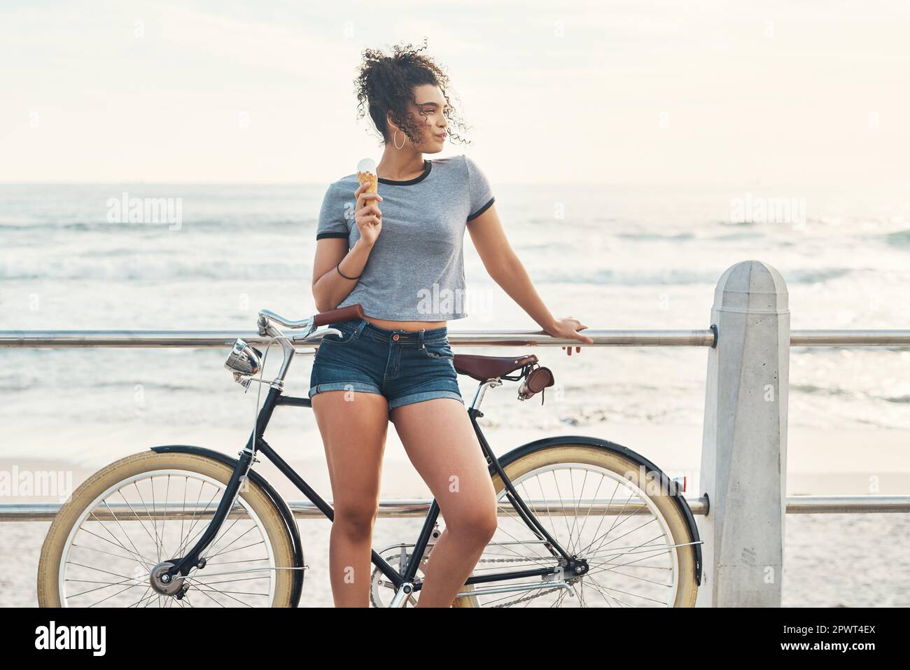 Il faut faire du velo pour trouver de la creme glacee. une belle jeune femme sur la promenade avec son velo Photo Stock Alamy
