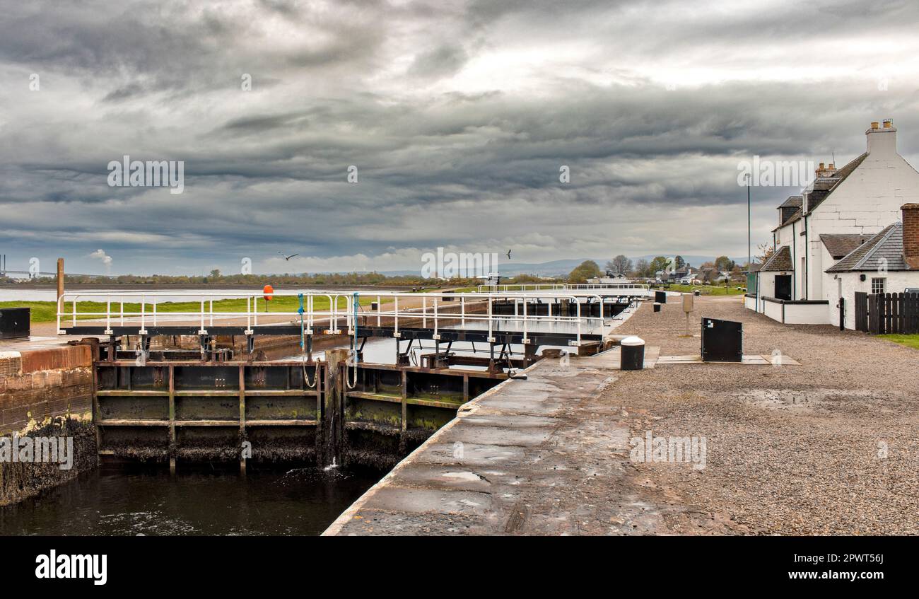 Inverness Scotland Caledonian Canal Sea Locks et Sea Lock House donnant sur la ville Banque D'Images