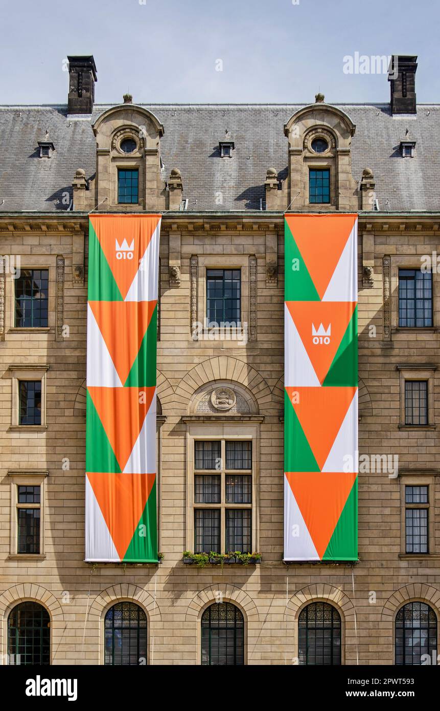 Rotterdam, pays-Bas, 27 avril 2023 : deux grandes banderoles aux couleurs de la ville, le vert et le blanc, et la couleur nationale orange, sur le fac de grès Banque D'Images