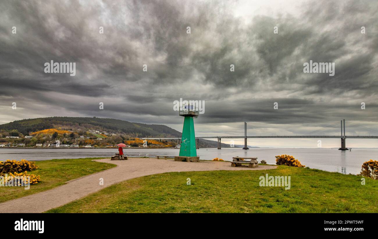 Phare vert d'Inverness en Écosse à Carnac point et vue sur le pont de Kessock au début du printemps Banque D'Images