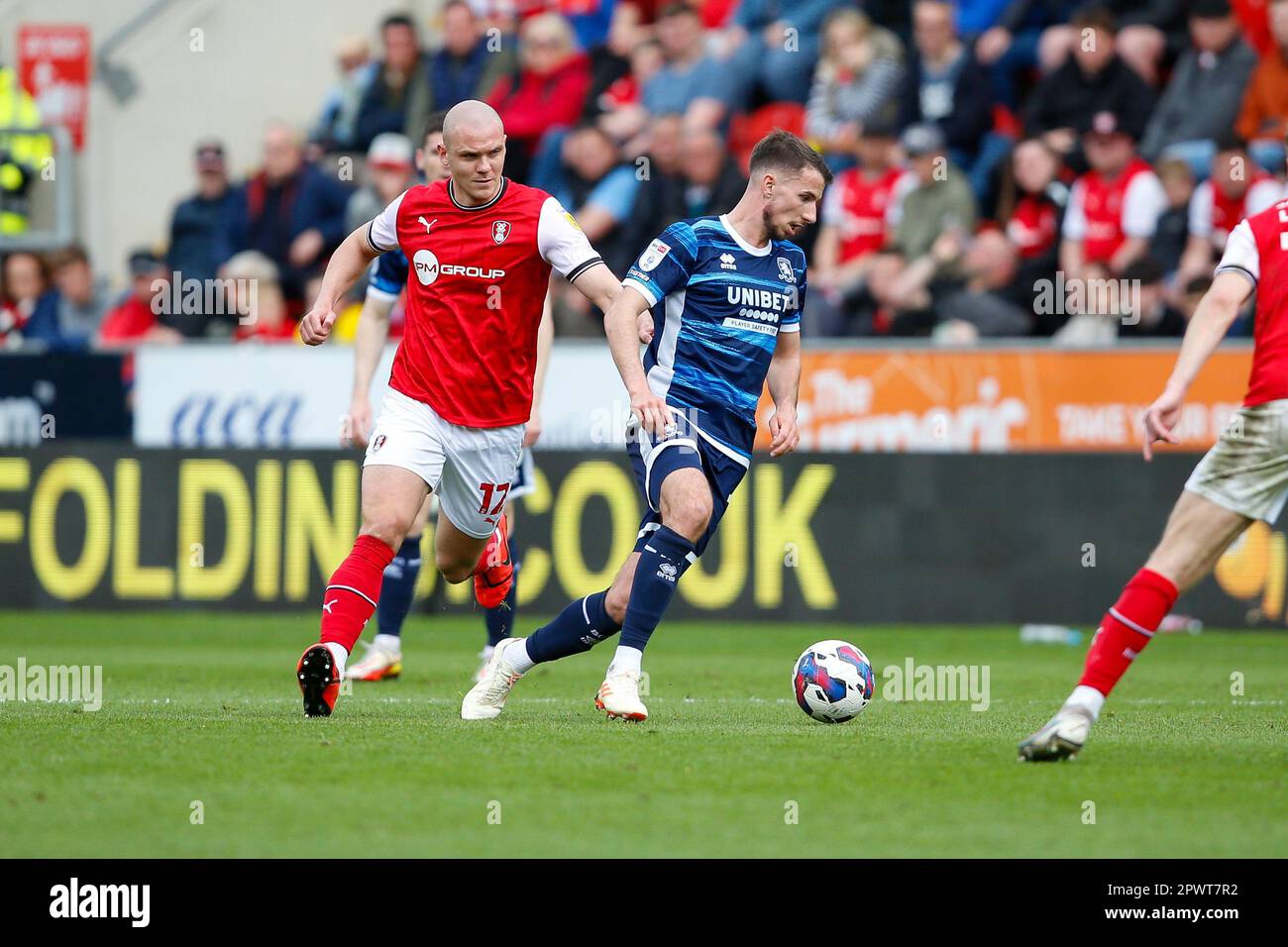 Rotherham, Royaume-Uni. 01st mai 2023. Daniel Barlaser #7 de Middlesbrough et Shane Ferguson #17 de Rotherham United pendant le match de championnat de Sky Bet Rotherham United contre Middlesbrough au stade de New York, Rotherham, Royaume-Uni, 1st mai 2023 (photo de Ben Early/News Images) à Rotherham, Royaume-Uni le 5/1/2023. (Photo par Ben Early/News Images/Sipa USA) crédit: SIPA USA/Alay Live News Banque D'Images