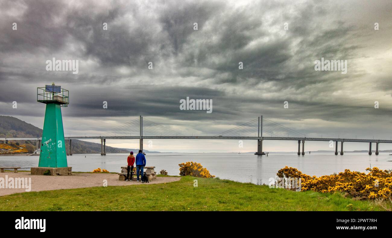 Inverness Scotland le phare vert de Carnac point et une vue sur le pont de Kessock au début du printemps Banque D'Images