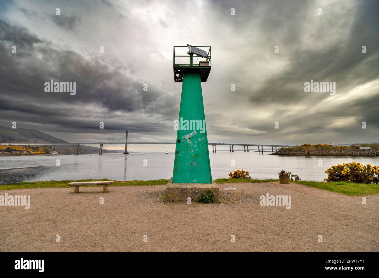 Inverness Scotland le phare en métal vert de Carnac point et une vue sur le pont de Kessock au début du printemps Banque D'Images