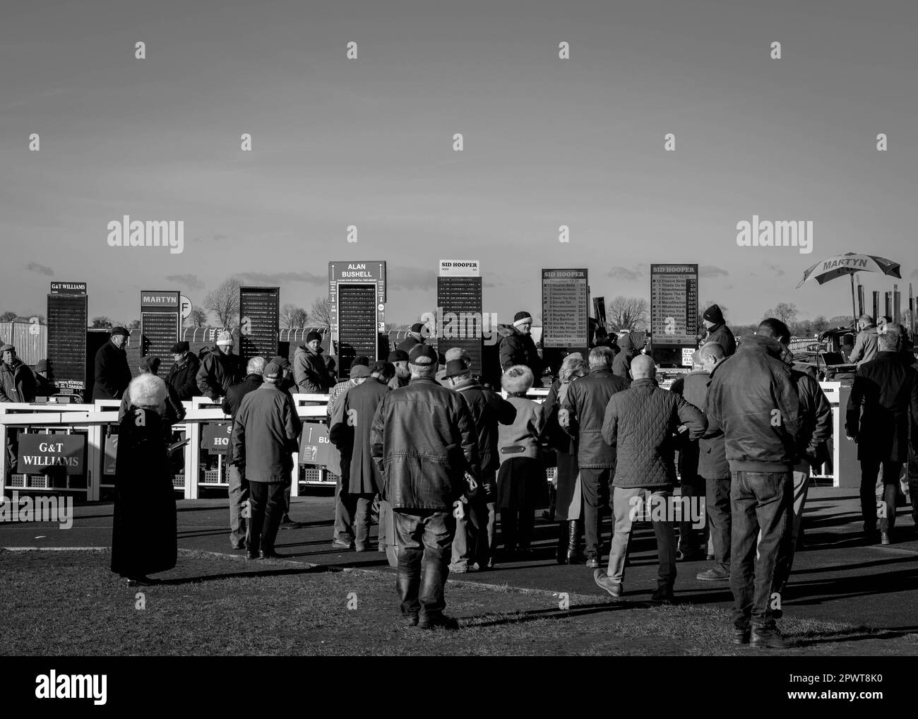 Paris et spectateurs plaçant des Paris à l'hippodrome de Wincanton dans le Somerset Banque D'Images