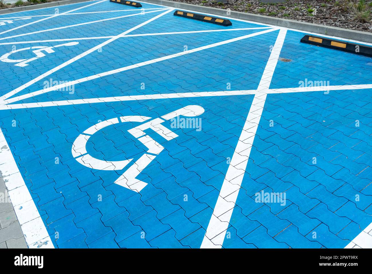 Grandes places de parking bleues pour personnes à mobilité réduite Banque D'Images