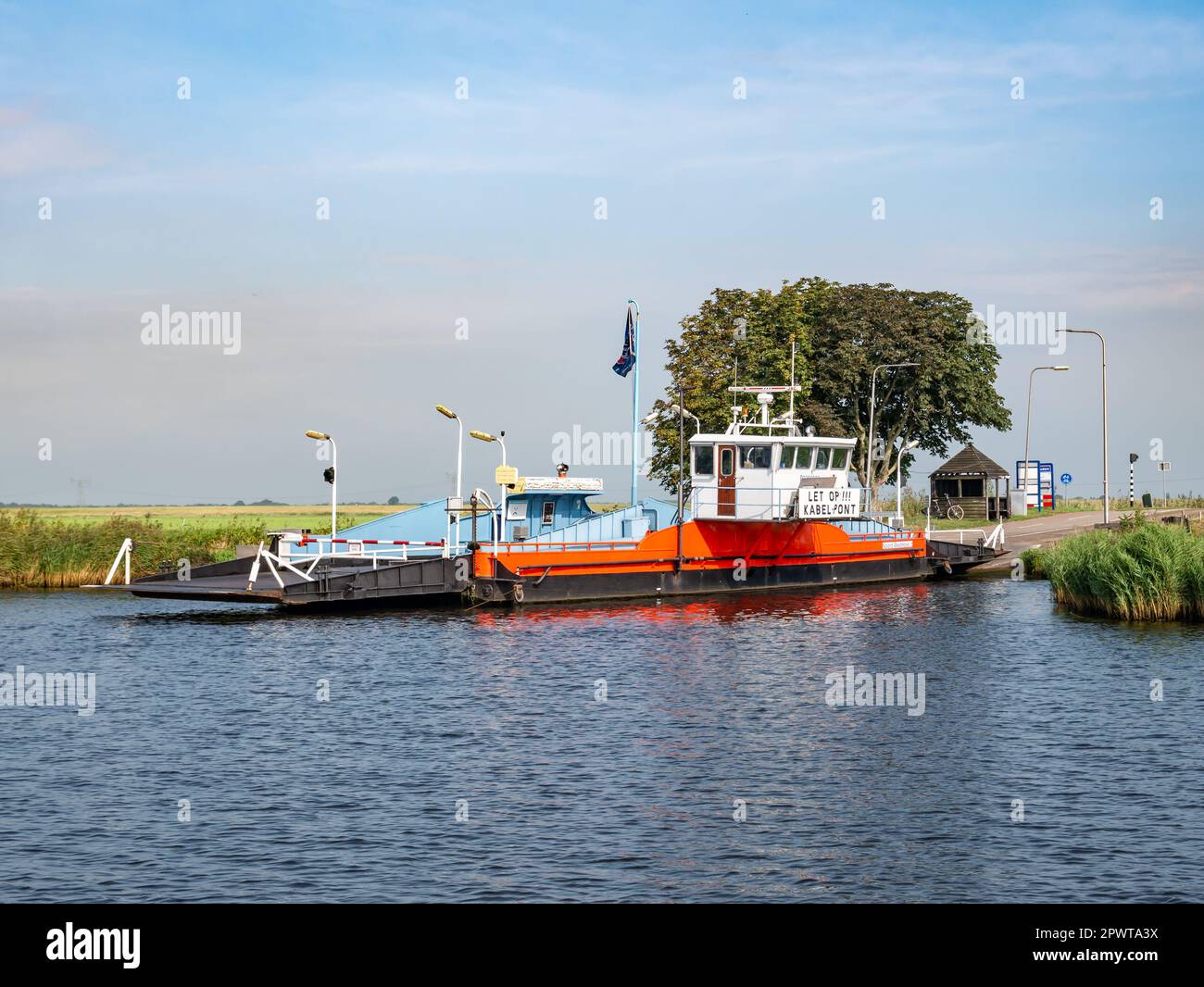 Bateau-bateau motorisé à ponton par câble entre Zwartsluis et Genemuiden sur la rivière Zwarte Water, Overijssel, pays-Bas Banque D'Images