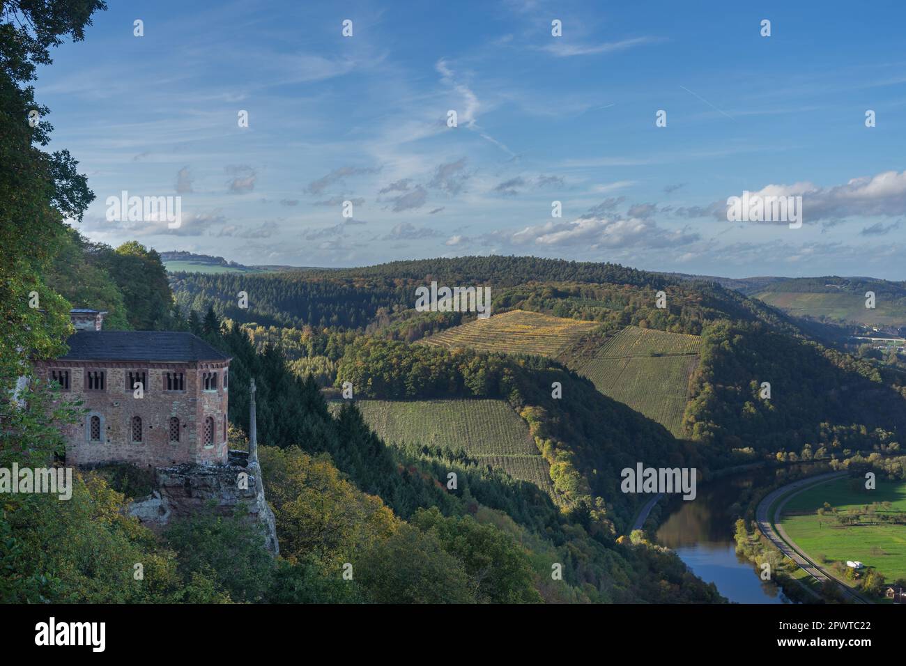 Vue sur l'ancien ermitage depuis le moine près du village allemand Kastel-Staadt Banque D'Images