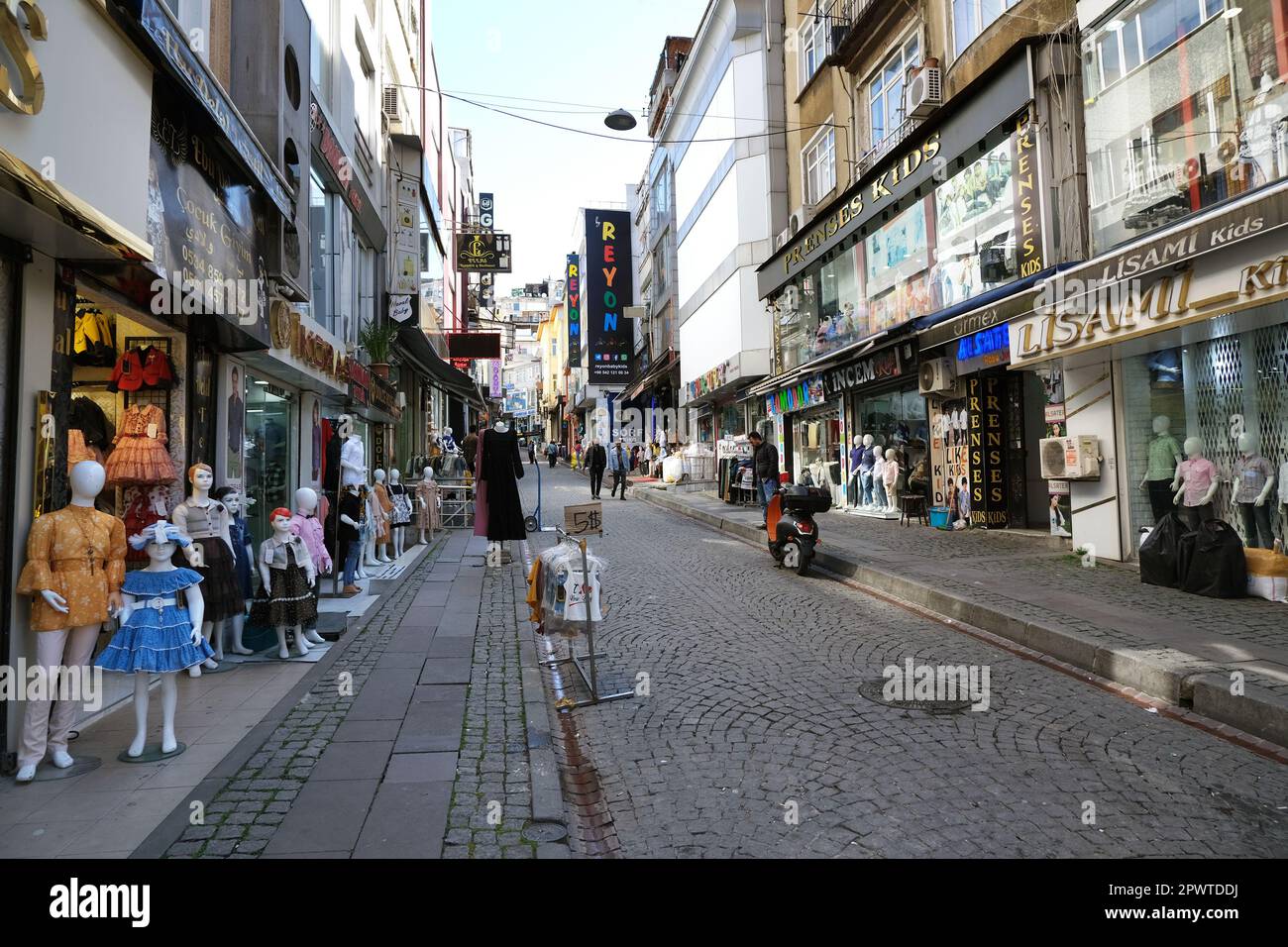 Istanbul, Turquie - 18 mai 2022. Paysage urbain avec hôtels, boutiques et vue sur la rue dans la partie européenne d'Istanbul, Turquie. Banque D'Images